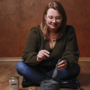 Individuelle Räuchermischung mit heimischen Räucherkräutern